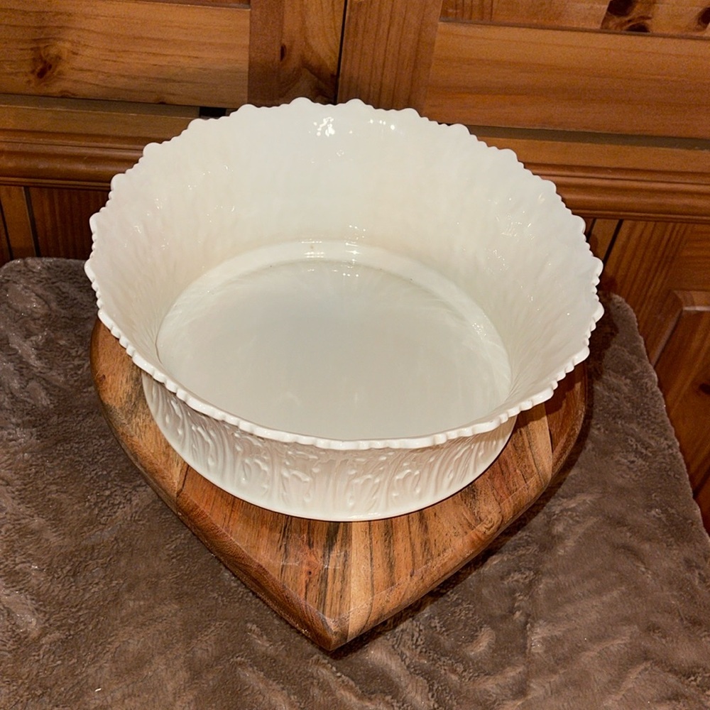 Lennox Woodland Beautiful large serving bowl / centerpiece. Ivory;scalloped edge